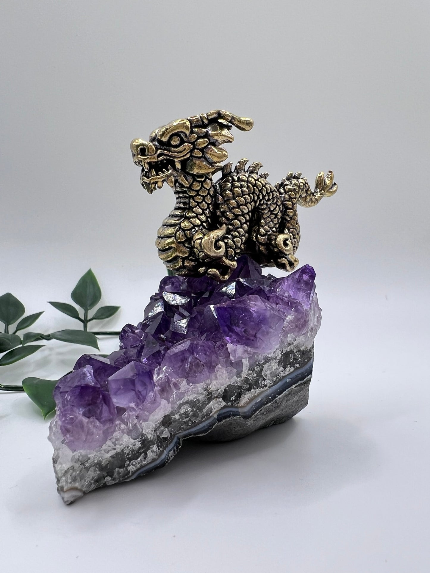Amethyst-Cluster mit Drachenfigur – Mystik, Schutz & spirituelle Kraft