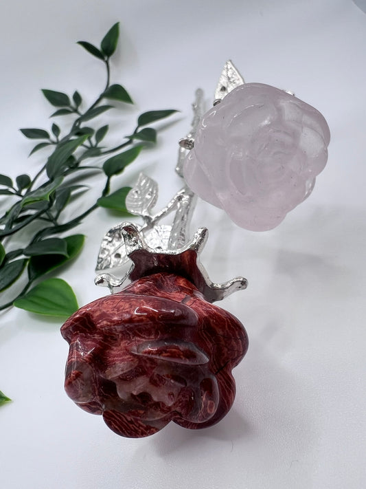 Doppel-Rose mit Rosenquarz & roter Jaspis-Blüte – ca. 24 cm – Symbol für Liebe, Stärke & Harmonie