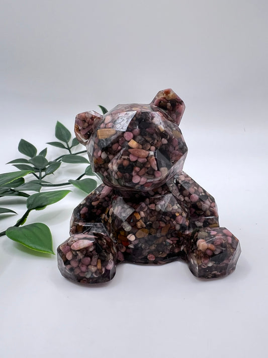 Resin-Bär mit Rhodonit Kristallen – liebevoll gefertigtes Unikat voller Magie