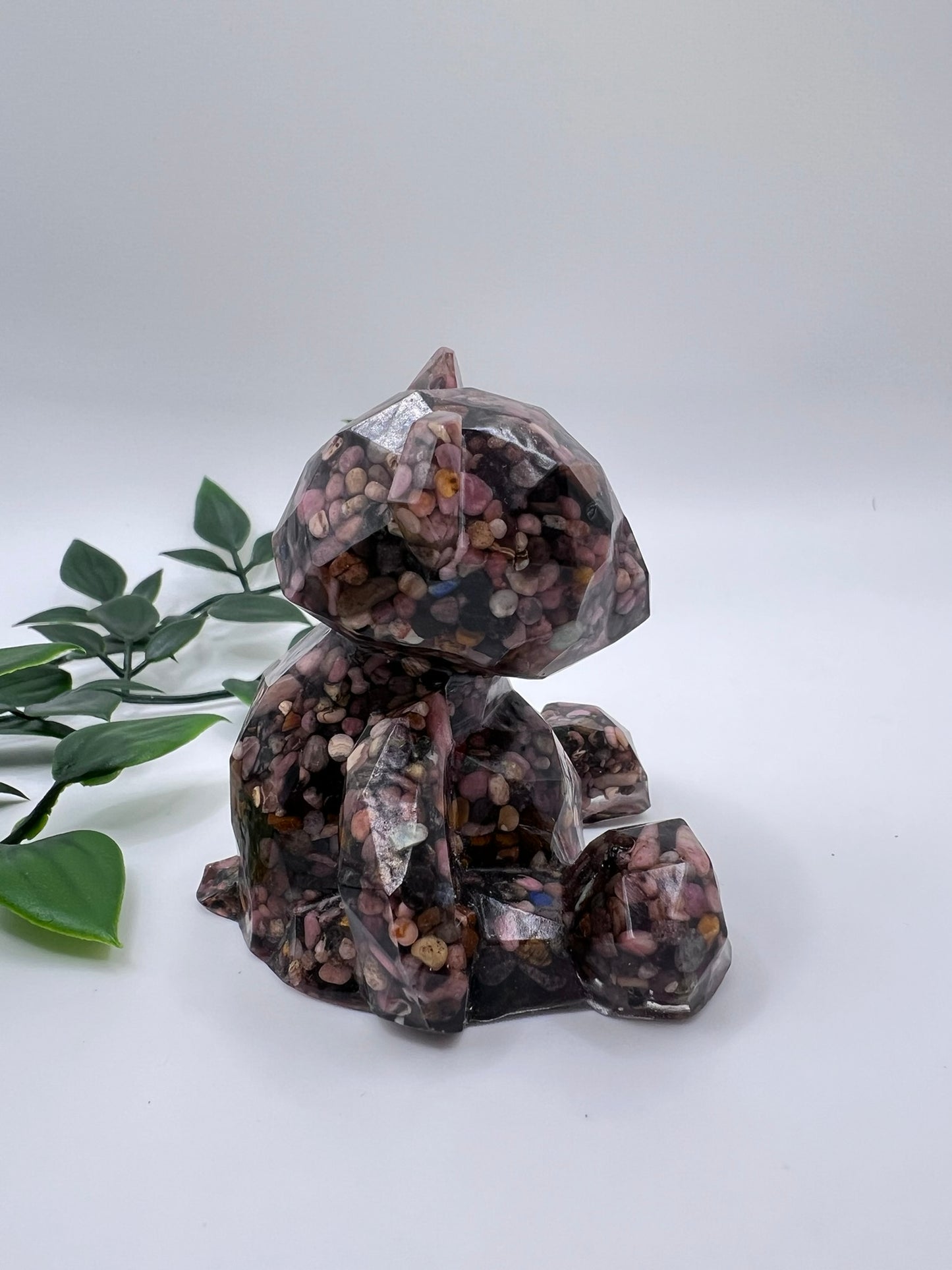 Resin-Bär mit Rhodonit Kristallen – liebevoll gefertigtes Unikat voller Magie
