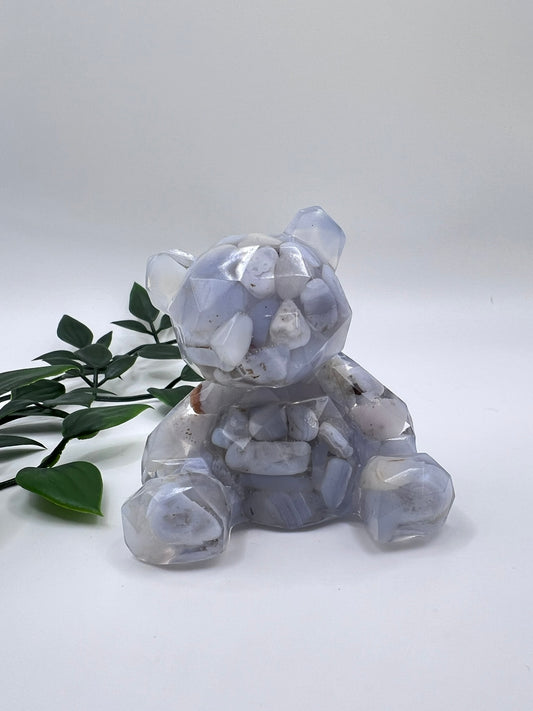Resin-Bär mit Chalcedon Kristallen – liebevoll gefertigtes Unikat voller Magie