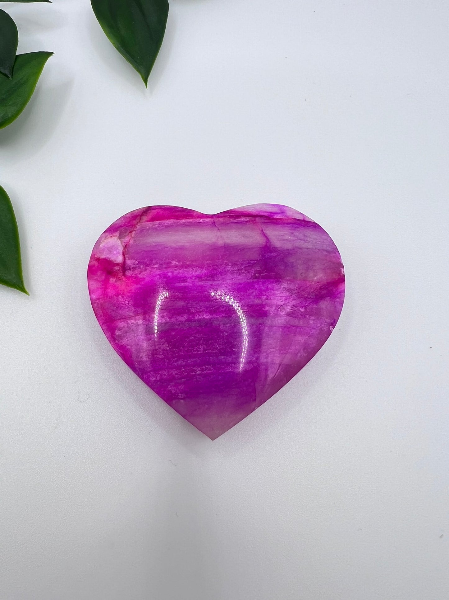 Gefärbtes Mondstein-Herz – Pink, ca. 5 cm groß &; 1,3 cm dick – Symbol für Herzenergie & sanfte Stärke