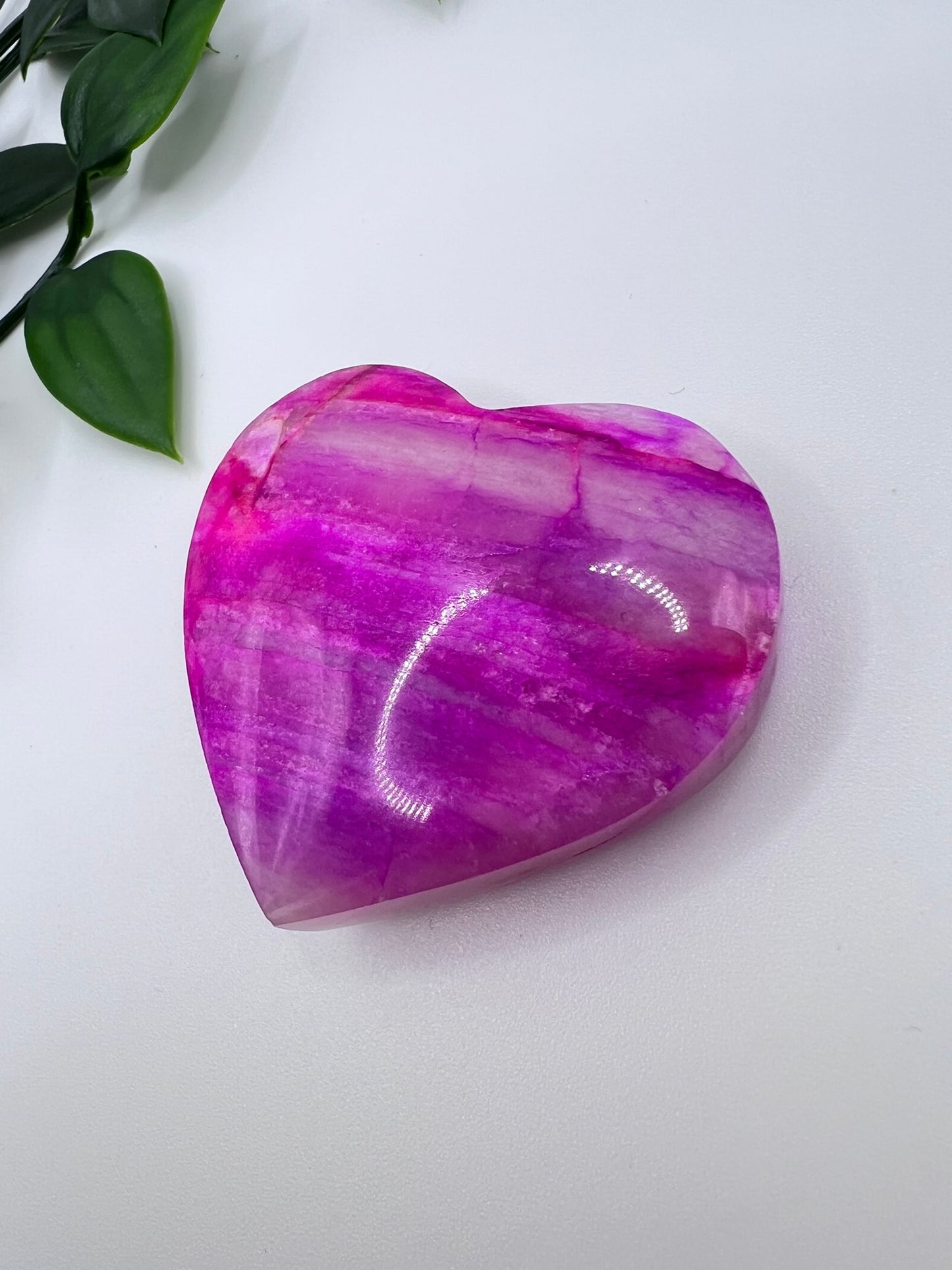 Gefärbtes Mondstein-Herz – Pink, ca. 5 cm groß &; 1,3 cm dick – Symbol für Herzenergie & sanfte Stärke