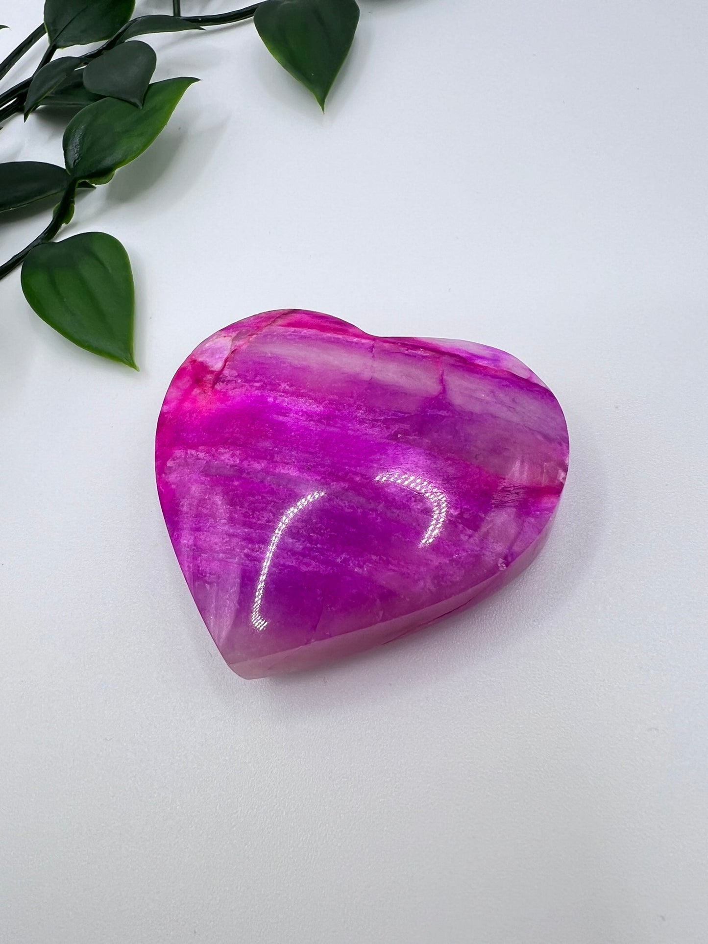 Gefärbtes Mondstein-Herz – Pink, ca. 5 cm groß &; 1,3 cm dick – Symbol für Herzenergie & sanfte Stärke