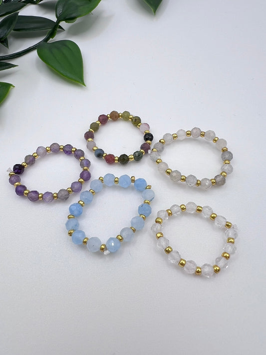 Kristallringe mit goldenen Zwischenperlen – Bergkristall, Amethyst, Aquamarin, Mondstein & bunter Turmalin