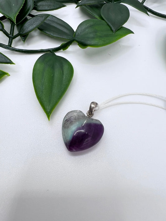 Fluorit Herz Anhänger – grün-violett, 1,5 cm – sanfter Begleiter für Kinder