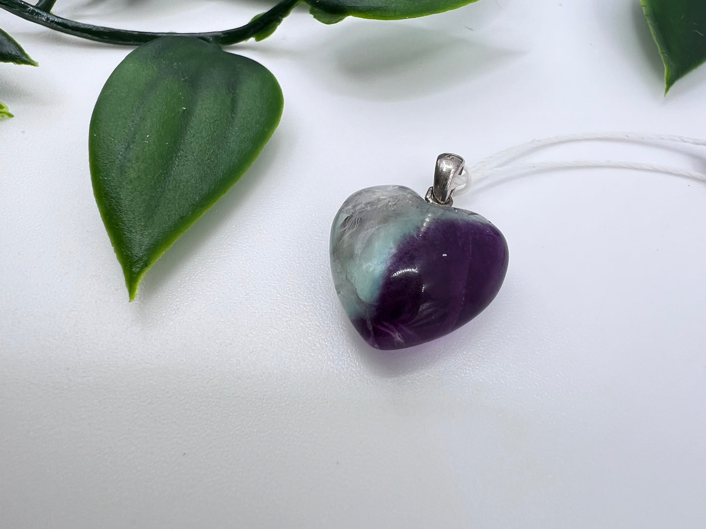 Fluorit Herz Anhänger – grün-violett, 1,5 cm – sanfter Begleiter für Kinder