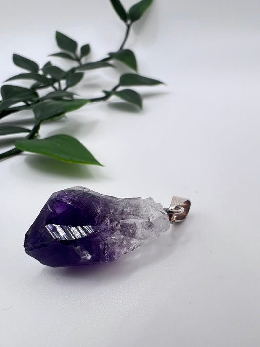 Amethyst Rohstein Anhänger – kräftiges Violett, versilbert, 2,3 cm