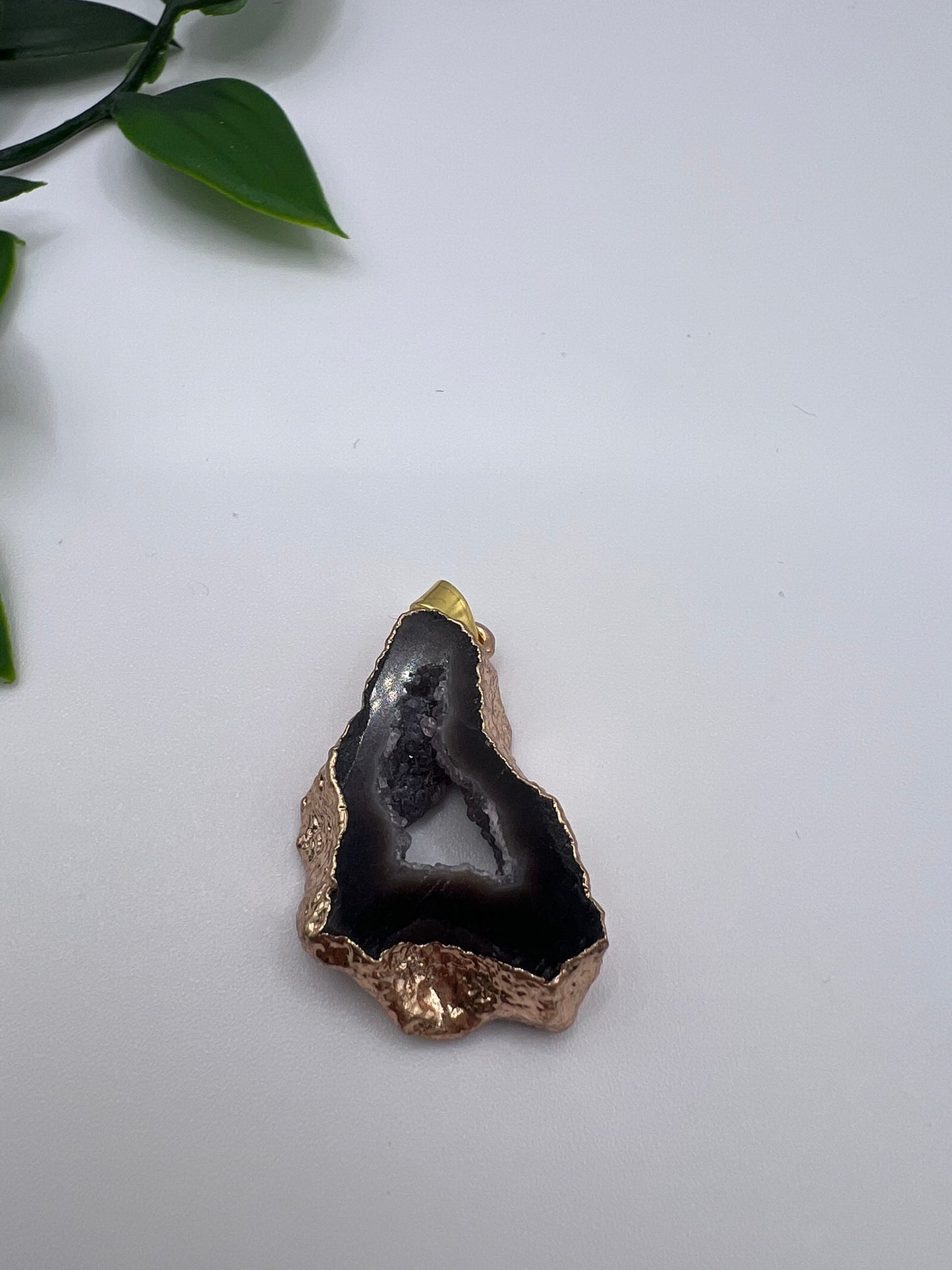 Achat-Geoden-Anhänger – Einzigartige Naturwunder mit goldenem Akzent