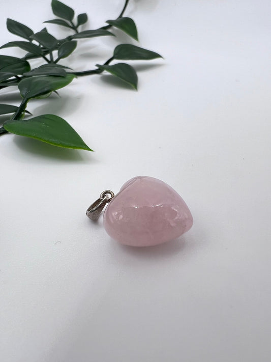 Rosenquarz Herzanhänger – Liebe & Sanftmut in zarter Form | 1,5 cm
